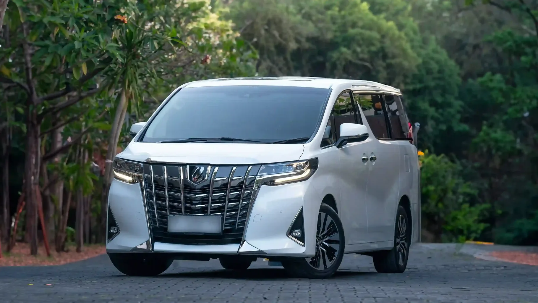 峇里島豪華專車價錢 2026 — 白色 Toyota Alphard 包車連專屬司機收費表