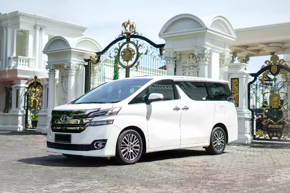 白色Toyota Vellfire豪華專車外觀 — 峇里島Vellfire七人車包車