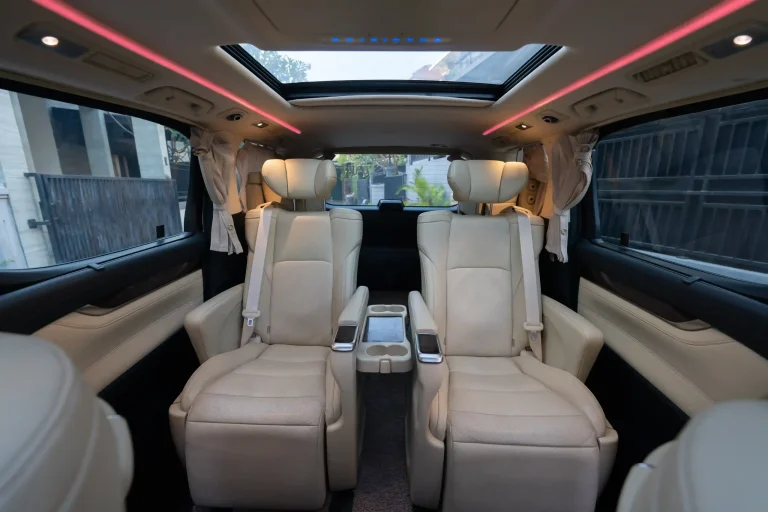 Toyota Alphard 豪華後座