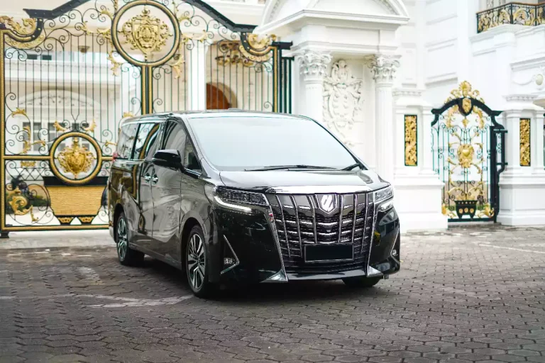 黑色 Toyota Alphard Facelift