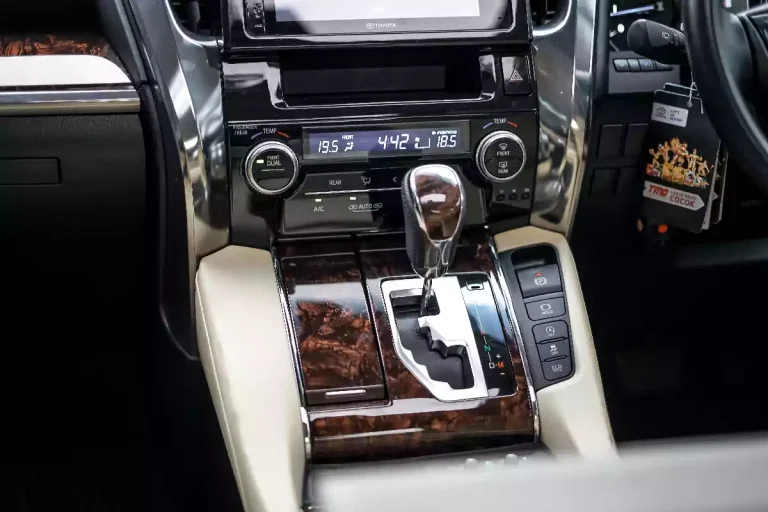 Toyota Alphard 中控台