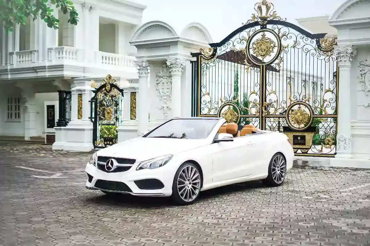 白色 Mercedes-Benz E250