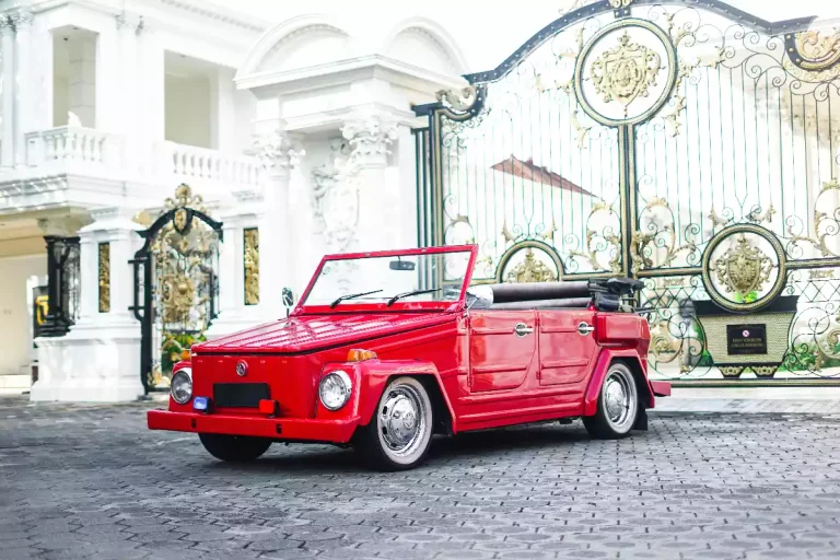 紅色 VW Safari 開篷車